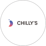 Chilly's Logo in Schwarz mit einem blauen und roten Symbol auf einem transparenten Hintergrund