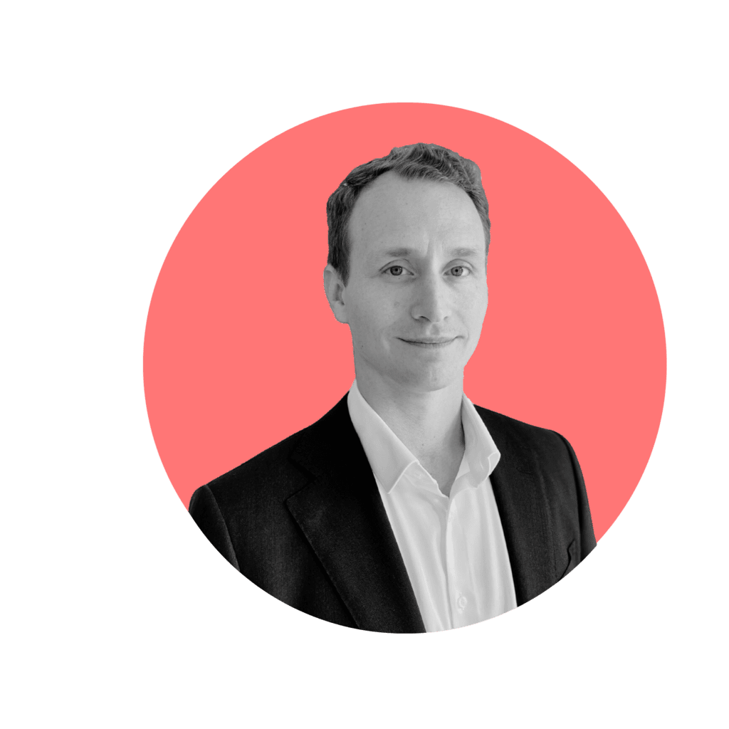 Newstel'de İş Geliştirme Müdürü olan Bastian, kırmızı dairesel bir arka plan üzerinde profesyonel bir vesikalıkta gösteriliyor.