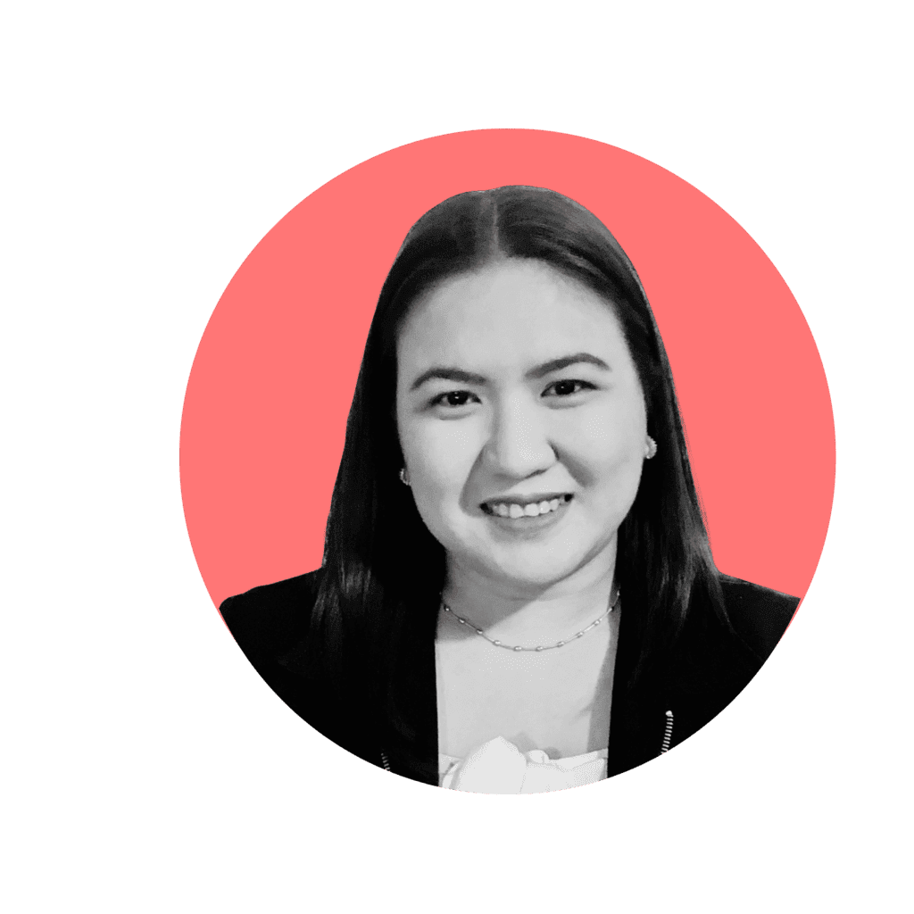 Newstel'de Bölüm Direktörü olan Bernadette, kırmızı dairesel arka planlı profesyonel bir vesikalıkta gösterilmiştir.