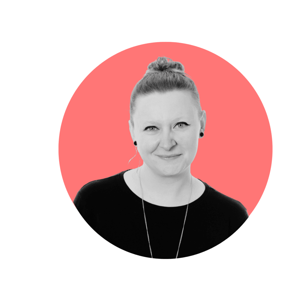 Newstel'de İngiltere merkezli Hesap Yöneticisi olan Debbie, kırmızı dairesel arka planlı profesyonel bir vesikalıkta gösteriliyor.