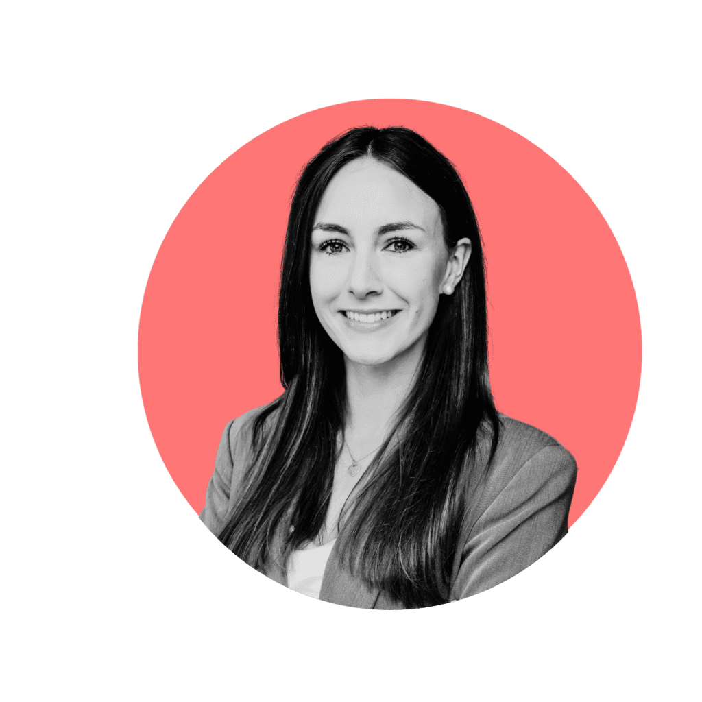 Newstel'de Kıdemli Müşteri Yöneticisi olan Hilke, kırmızı dairesel arka planlı profesyonel bir vesikalıkta gösteriliyor.