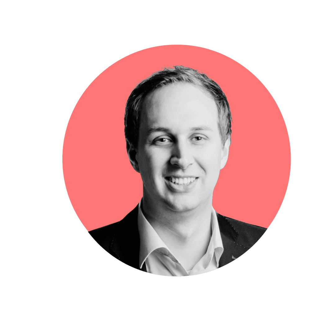 Newstel'in Kurucu Ortağı ve CEO'su Jonas, kırmızı dairesel arka planlı profesyonel bir vesikalıkta gösteriliyor.