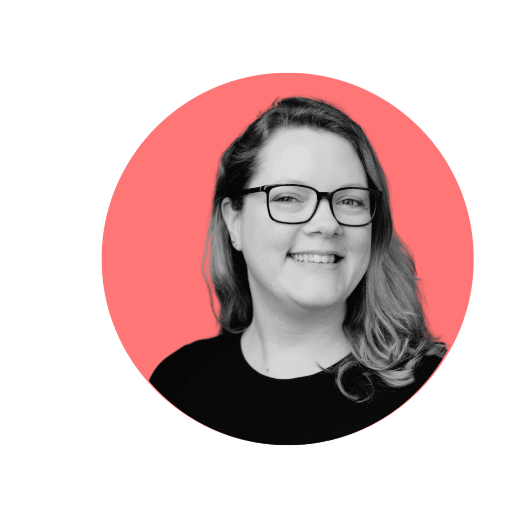 Newstel'de Hesap Yöneticisi olan Kirstin, kırmızı dairesel arka planlı profesyonel bir vesikalıkta gösteriliyor.