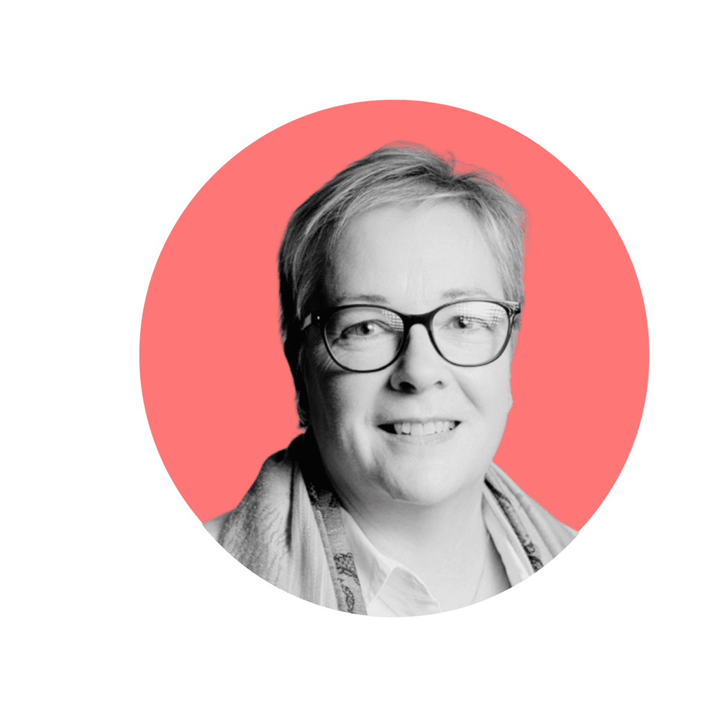 Newstel'in Baş Müşteri Sorumlusu Sophie, kırmızı dairesel arka planlı profesyonel bir vesikalıkta gösteriliyor.