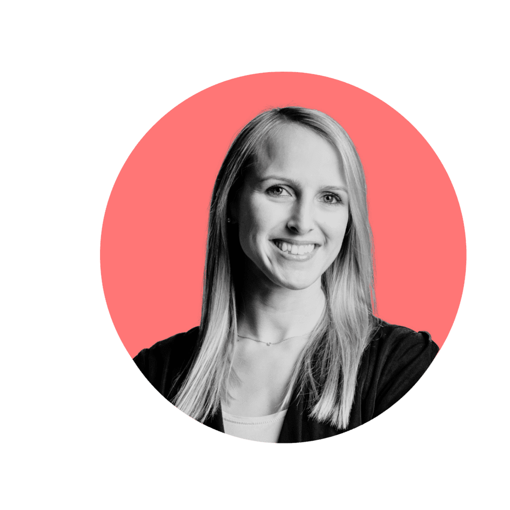 Janne, Newstel'de Kıdemli Operasyon Müdürü, kırmızı dairesel arka planlı profesyonel bir vesikalıkta gösteriliyor.